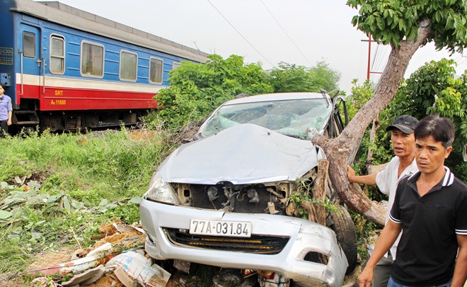 Lái xe thoát chết trong gang tấc khi tàu khách tông ô tô du lịch - Ảnh 1.