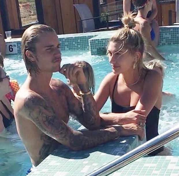 1 thập kỷ đã biến Hailey Baldwin từ fan cuồng ship Jelena thành cô dâu nắm tay Justin Bieber vào lễ đường như thế nào? - Ảnh 11.