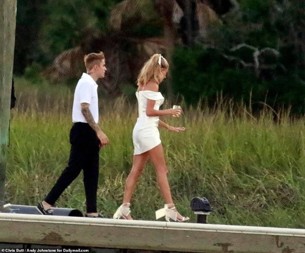 1 thập kỷ đã biến Hailey Baldwin từ fan cuồng ship Jelena thành cô dâu nắm tay Justin Bieber vào lễ đường như thế nào? - Ảnh 20.