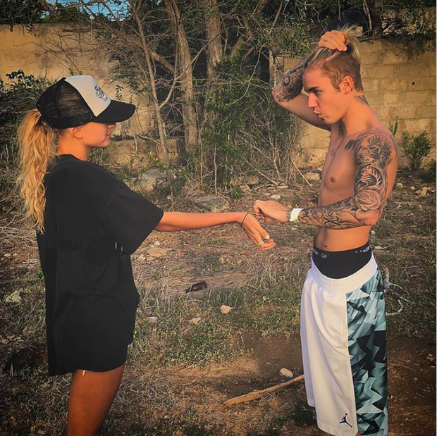 1 thập kỷ đã biến Hailey Baldwin từ fan cuồng ship Jelena thành cô dâu nắm tay Justin Bieber vào lễ đường như thế nào? - Ảnh 5.