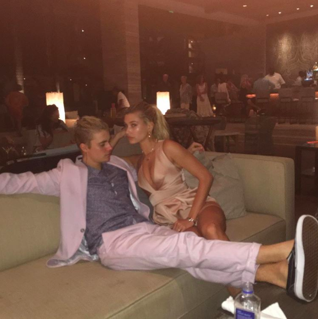 1 thập kỷ đã biến Hailey Baldwin từ fan cuồng ship Jelena thành cô dâu nắm tay Justin Bieber vào lễ đường như thế nào? - Ảnh 8.