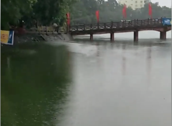 Đi xe máy ngã xuống kênh, một công an viên bị nước cuốn trôi ra hồ tử vong - Ảnh 1.