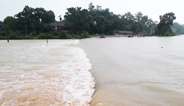 Hà Tĩnh: Mưa lớn suốt 3 ngày, thủy điện xả lũ, 6 xã bị cô lập, 4 cặp vợ chồng trú ẩn trong rừng - Ảnh 1.