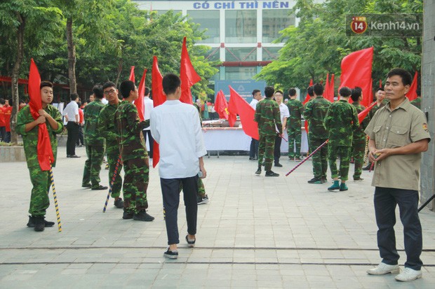 Buổi khai giảng lớp 10 của con trai nữ công nhân môi trường bị xe điên tông tử vong: “Em một mình quen rồi, sẽ cố gắng học tập để không phụ lòng mọi người” - Ảnh 5.