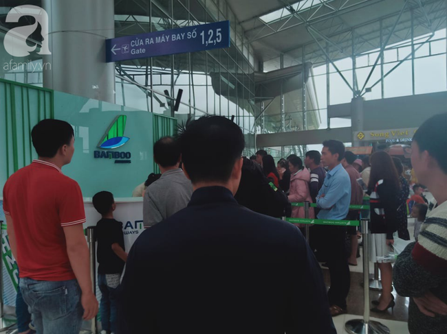 Ảnh hưởng áp thấp nhiệt đới Kajiki, nhiều hành khách bay từ Đà Lạt về Hà Nội bị trễ chuyến - Ảnh 5.