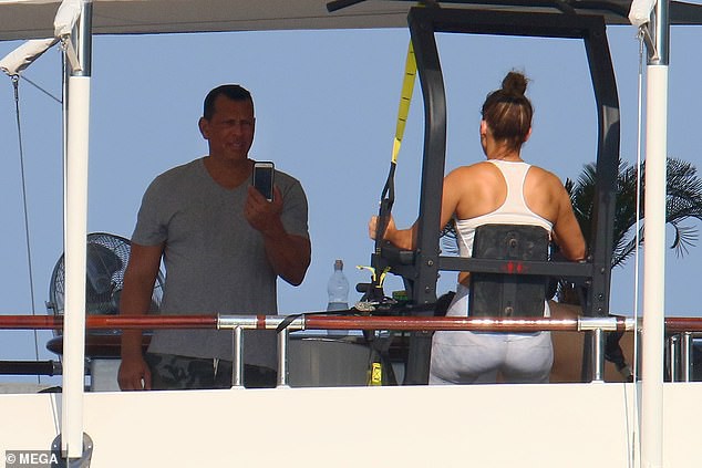 Jennifer Lopez khoe dáng bốc lửa tuổi 50 trên du thuyền - Ảnh 8.