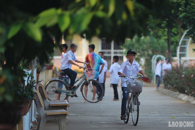 Lễ khai giảng của những đứa trẻ nhiễm H: Hôm nay em tới trường... - Ảnh 10.