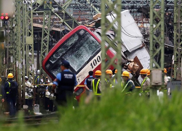 Hiện trường khủng khiếp vụ tàu cao tốc đâm nát xe tải ở Nhật Bản - Ảnh 3.