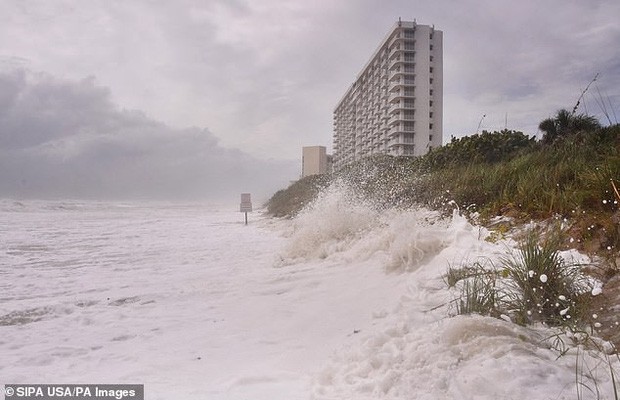 Những đợt sóng dữ dội trước cơn bão Dorian mang theo 16 gói ma tuý trị giá 9 tỷ đồng ập vào bãi biển Florida - Ảnh 2.