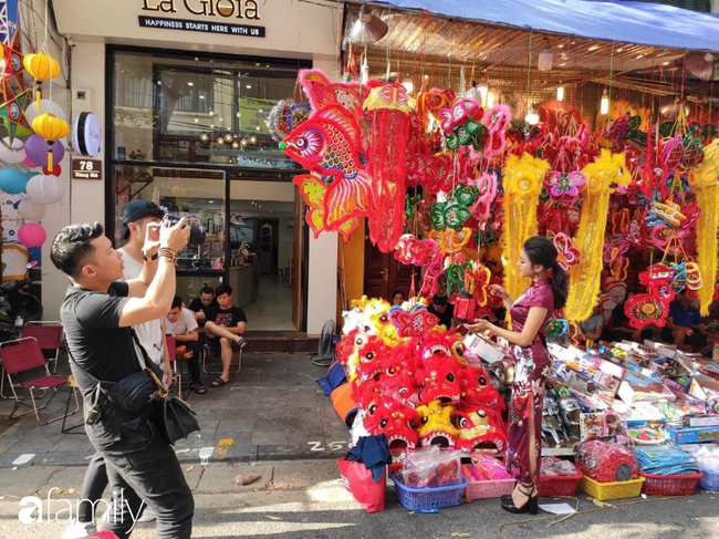 Từ giờ đến phố Hàng Mã vui chơi, chụp ảnh nếu không cẩn thận dễ mất tiền phạt cả trăm nghìn như chơi!? - Ảnh 16.