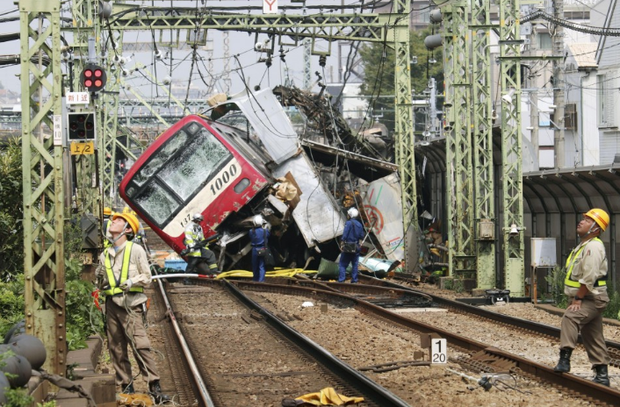Hiện trường khủng khiếp vụ tàu cao tốc đâm nát xe tải ở Nhật Bản - Ảnh 5.