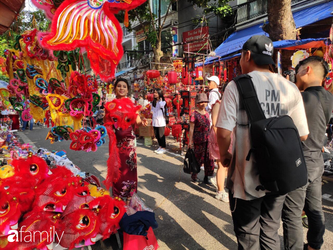 Từ giờ đến phố Hàng Mã vui chơi, chụp ảnh nếu không cẩn thận dễ mất tiền phạt cả trăm nghìn như chơi!? - Ảnh 4.