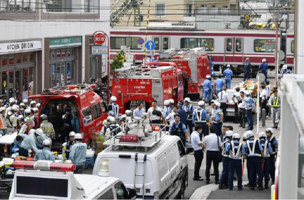 Hiện trường khủng khiếp vụ tàu cao tốc đâm nát xe tải ở Nhật Bản - Ảnh 7.