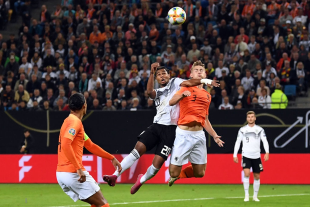 Vòng loại Euro 2020: Trung vệ điển trai bậc nhất thế giới mắc sai lầm siêu ngớ ngẩn, Hà Lan vẫn khiến Đức nhận thất bại đau đớn chưa từng có trong lịch sử - Ảnh 2.