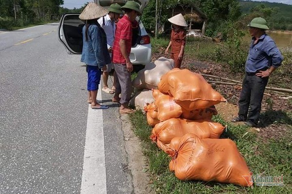 Một ngày bán vạn quả bưởi, cán bộ Hà Tĩnh mướt mồ hôi làm shipper - Ảnh 1.