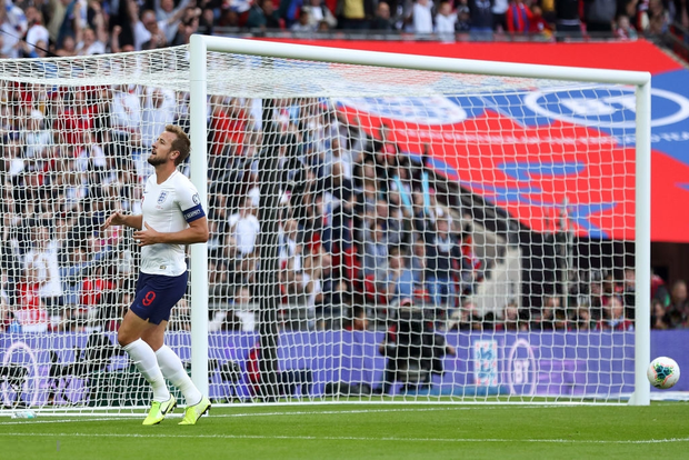 Đồng đội của Son Heung-min lập hat-trick, tuyển Anh đặt một chân đến VCK Euro 2020 - Ảnh 2.