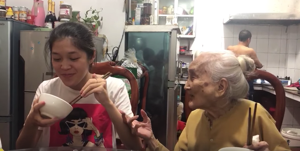 Clip: Cụ bà 94 tuổi móm mém hát, nhắc nhở cháu gái lấy chồng khiến dân mạng cười ngặt nghẽo vì quá dễ thương - Ảnh 2.