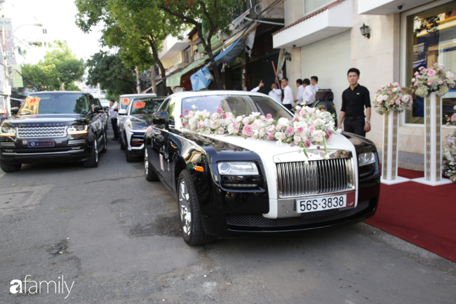 HOT: Toàn cảnh lễ đưa dâu toàn siêu xe hơn 100 tỷ của con gái đại gia Minh Nhựa, cả ngôi nhà tràn ngập hoa tươi - Ảnh 1.