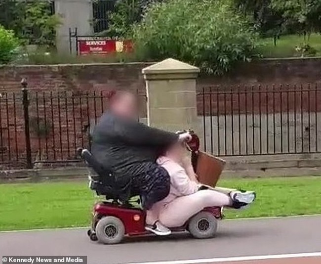 Cười bò cảnh tượng 2 cô nàng béo phì cùng cưỡi lên con xe máy mini, chẳng hiểu sao xe vẫn bon bon chạy - Ảnh 2.