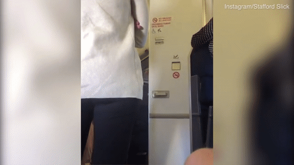 Cặp đôi làm chuyện ấy trong nhà vệ sinh máy bay khiến nhiều hành khách phải chờ đợi, lúc bước ra xấu hổ không dám nhìn ai - Ảnh 1.