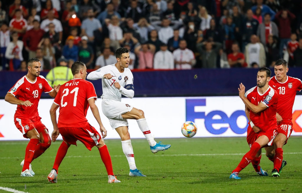 Vòng loại Euro 2020: Bị CĐV đối phương dùng Messi để chế giễu, Ronaldo đáp lại đanh thép thế này đây - Ảnh 3.