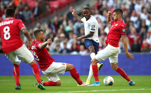 Đồng đội của Son Heung-min lập hat-trick, tuyển Anh đặt một chân đến VCK Euro 2020 - Ảnh 4.