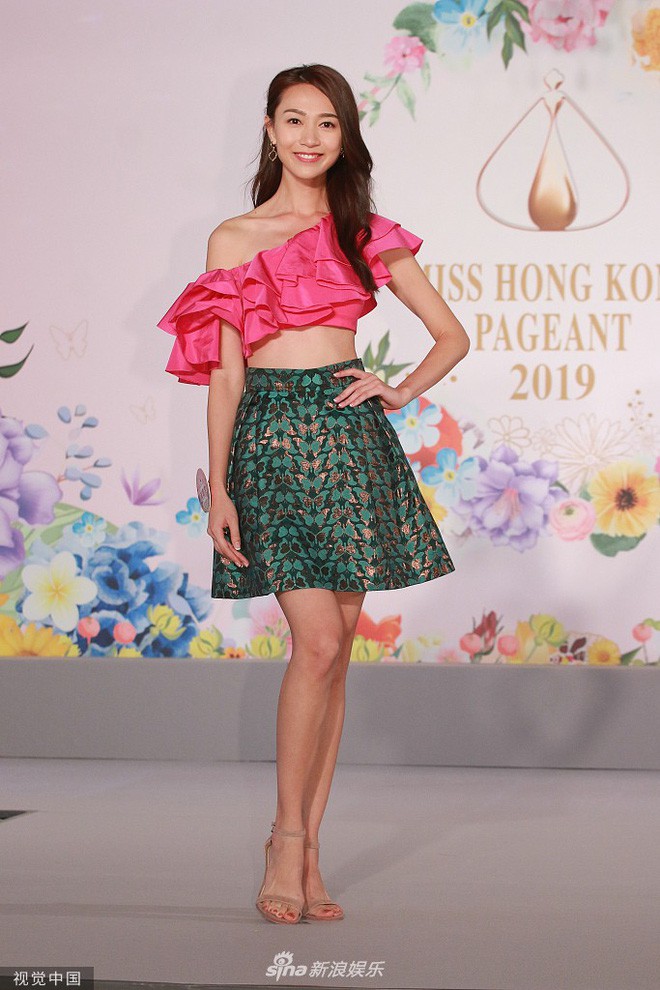 Tân Hoa hậu Hong Kong 2019 vừa đăng quang đã bị chê già nua, nhan sắc thua kém hoàn toàn Á hậu 1 - Ảnh 2.
