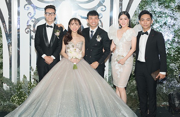 Vợ chồng Khánh Thi tình tứ dự đám cưới ‘ái nữ’ đại gia Minh Nhựa - Ảnh 1.