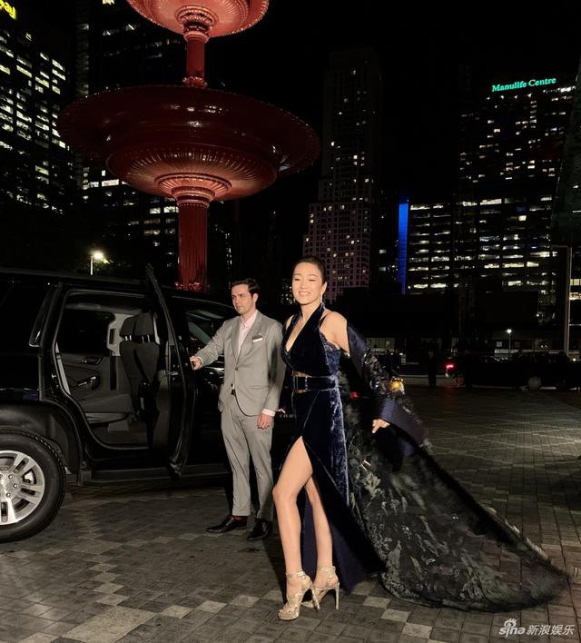 Mỹ nh&acirc;n Hoa ngữ Củng Lợi gợi cảm đầy sức sống ở tuổi 53 - Ảnh 1.