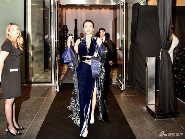 Mỹ nh&acirc;n Hoa ngữ Củng Lợi gợi cảm đầy sức sống ở tuổi 53 - Ảnh 2.