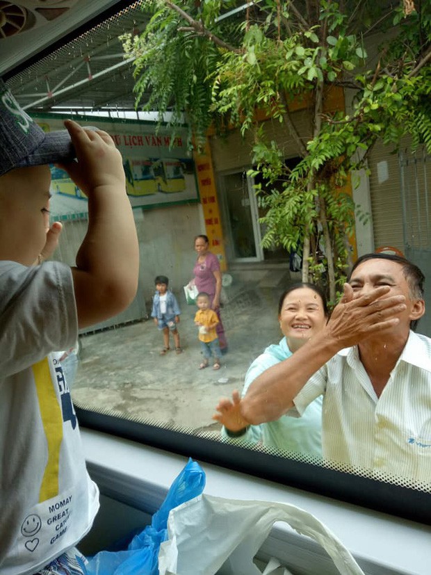 Hình ảnh ông bà ngoại bịn rịn chia tay cháu qua cửa kính xe khách làm nghẹn lòng phận con gái lấy chồng xa - Ảnh 2.