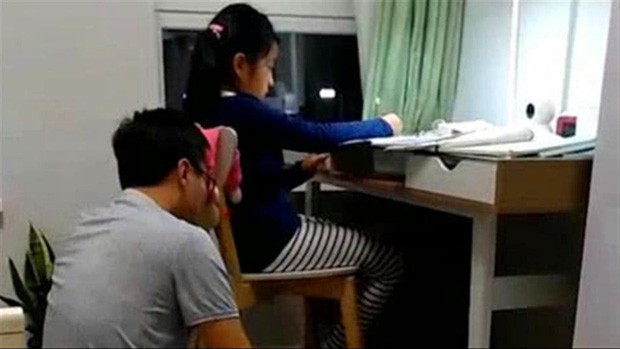 Nửa đêm ông bố nhắn tin hỏi Cô giáo đã ngủ chưa?, câu trả lời của cô khiến không ít phụ huynh bất bình - Ảnh 1. Nửa đêm ông bố nhắn tin hỏi Cô giáo đã ngủ chưa?, câu trả lời của cô khiến không ít phụ huynh bất bình - Ảnh 1.