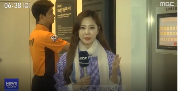 Khán giả Hàn Quốc xót xa khi thấy nữ MC lấy thân mình thử sức gió bão Ling Ling, suýt nữa còn bị gió cuốn bay - Ảnh 2.