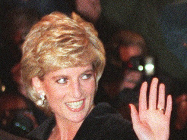 Công nương Diana: Cuộc đời đẫm nước mắt của đóa hồng nước Anh xinh đẹp, tài hoa nhưng bạc mệnh - Ảnh 15.