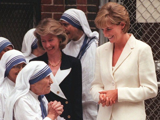 Công nương Diana: Cuộc đời đẫm nước mắt của đóa hồng nước Anh xinh đẹp, tài hoa nhưng bạc mệnh - Ảnh 18.