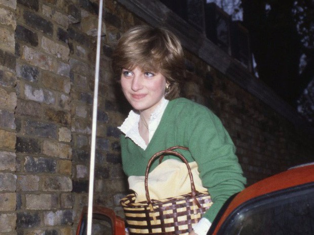 Công nương Diana: Cuộc đời đẫm nước mắt của đóa hồng nước Anh xinh đẹp, tài hoa nhưng bạc mệnh - Ảnh 3.