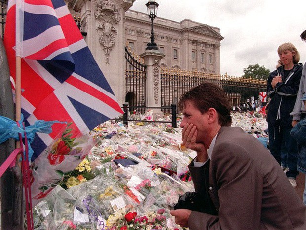 Công nương Diana: Cuộc đời đẫm nước mắt của đóa hồng nước Anh xinh đẹp, tài hoa nhưng bạc mệnh - Ảnh 29.