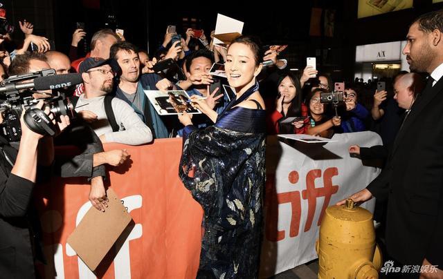 Mỹ nh&acirc;n Hoa ngữ Củng Lợi gợi cảm đầy sức sống ở tuổi 53 - Ảnh 5.