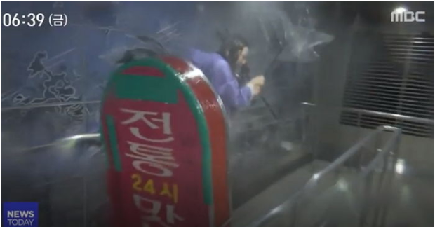 Khán giả Hàn Quốc xót xa khi thấy nữ MC lấy thân mình thử sức gió bão Ling Ling, suýt nữa còn bị gió cuốn bay - Ảnh 5. Khán giả Hàn Quốc xót xa khi thấy nữ MC lấy thân mình thử sức gió bão Ling Ling, suýt nữa còn bị gió cuốn bay - Ảnh 5.
