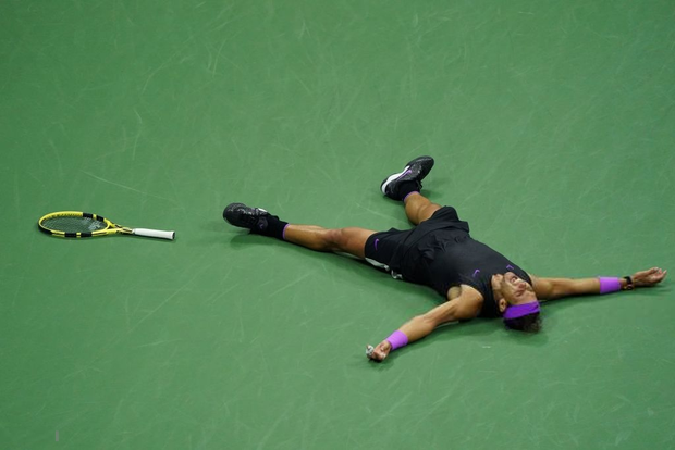 Điều người hâm mộ Federer lo sợ đã đến: Nadal giành Grand Slam thứ 19 sau chiến thắng kịch tính ở chung kết US Open - Ảnh 7. Điều người hâm mộ Federer lo sợ đã đến: Nadal giành Grand Slam thứ 19 sau chiến thắng kịch tính ở chung kết US Open - Ảnh 7.