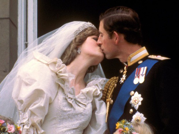 Công nương Diana: Cuộc đời đẫm nước mắt của đóa hồng nước Anh xinh đẹp, tài hoa nhưng bạc mệnh - Ảnh 7.