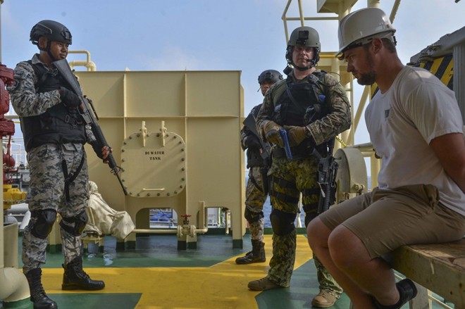 Ấn tượng với cuộc diễn tập hàng hải Mỹ - ASEAN đầu tiên - Ảnh 8. Ấn tượng với cuộc diễn tập hàng hải Mỹ - ASEAN đầu tiên - Ảnh 8.