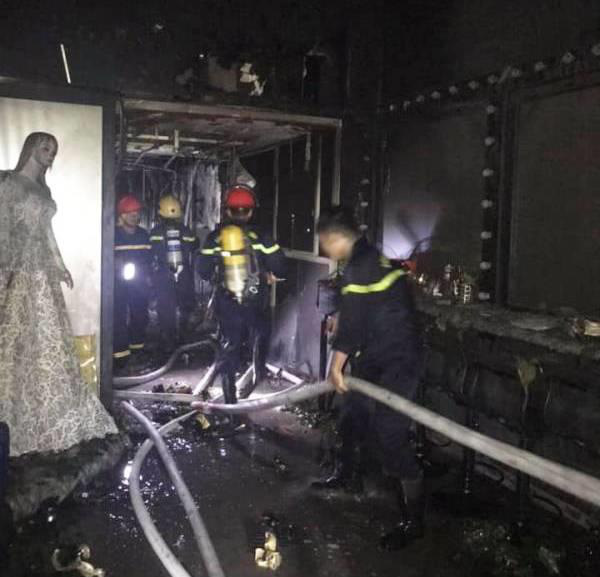 Giải cứu 3 người mắc kẹt trong đám cháy nhà lúc rạng sáng - Ảnh 1. Giải cứu 3 người mắc kẹt trong đám cháy nhà lúc rạng sáng - Ảnh 1.