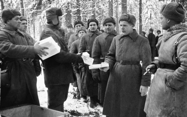 Quân dân Liên Xô đón năm mới như thế nào trong Thế chiến 2? - Ảnh 1. Quân dân Liên Xô đón năm mới như thế nào trong Thế chiến 2? - Ảnh 1.