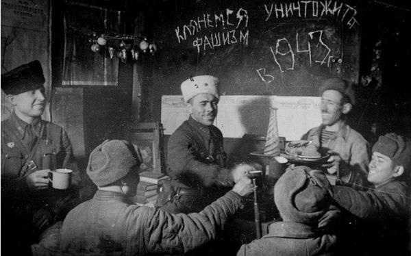 Quân dân Liên Xô đón năm mới như thế nào trong Thế chiến 2? - Ảnh 3. Quân dân Liên Xô đón năm mới như thế nào trong Thế chiến 2? - Ảnh 3.