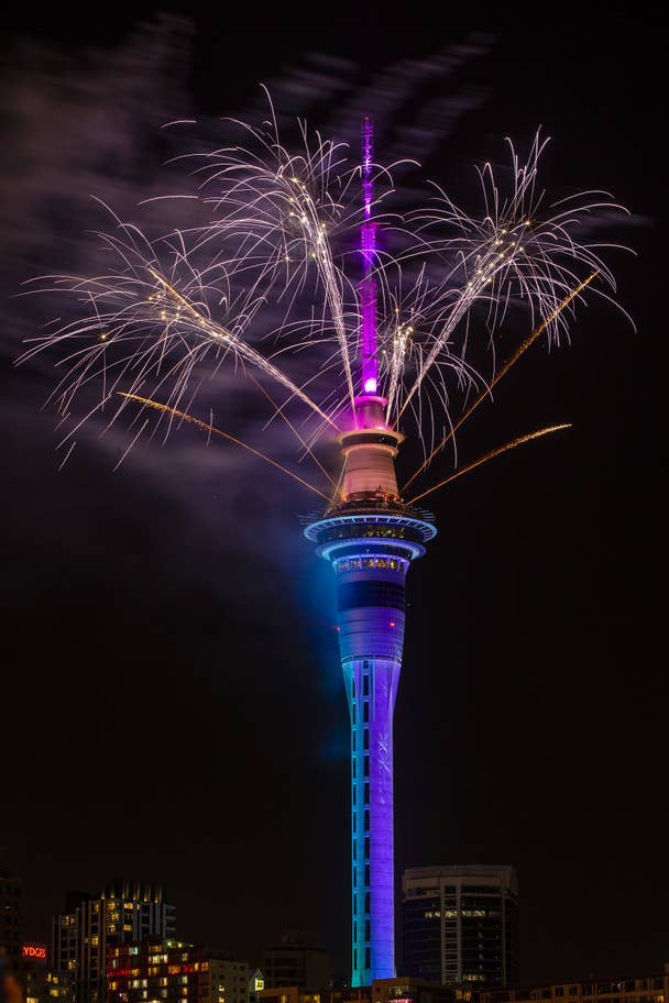 Mãn nhãn với khoảnh khắc đón giao thừa, chào năm 2020 của các nước: Khải Hoàn Môn đẹp như mơ, Tòa tháp chọc trời Dubai lung linh khó tin - Ảnh 36.