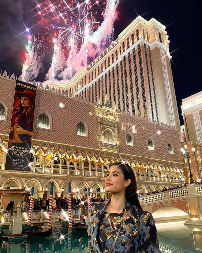 Sao Việt đón năm mới nơi trời Tây: Phạm Hương rạng rỡ khoe sắc, Lâm Tây hé lộ gia đình cực phẩm  - Ảnh 1.