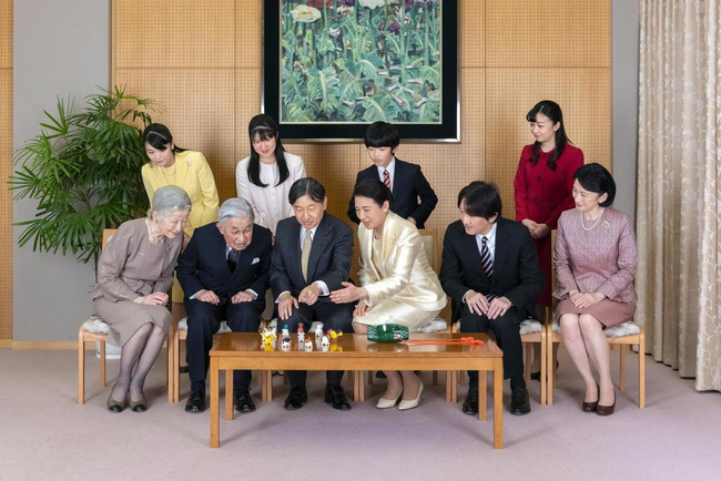 Hoàng gia Nhật công bố ảnh chụp đại gia đình chào mừng năm mới 2020, gây chú ý nhất là màn đọ sắc của 3 nàng công chúa - Ảnh 1.