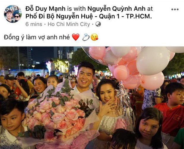 Hot: Duy Mạnh cầu hôn bạn gái cực ngọt ngào giữa phố đi bộ ngay tối 1/1 - Ảnh 1. Hot: Duy Mạnh cầu hôn bạn gái cực ngọt ngào giữa phố đi bộ ngay tối 1/1 - Ảnh 1.