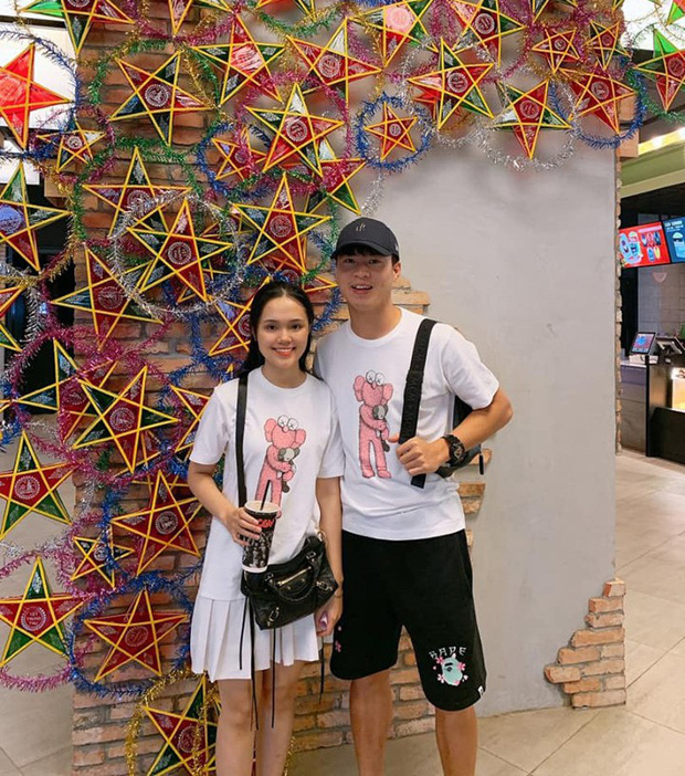 Hot: Duy Mạnh cầu hôn bạn gái cực ngọt ngào giữa phố đi bộ ngay tối 1/1 - Ảnh 3. Hot: Duy Mạnh cầu hôn bạn gái cực ngọt ngào giữa phố đi bộ ngay tối 1/1 - Ảnh 3.